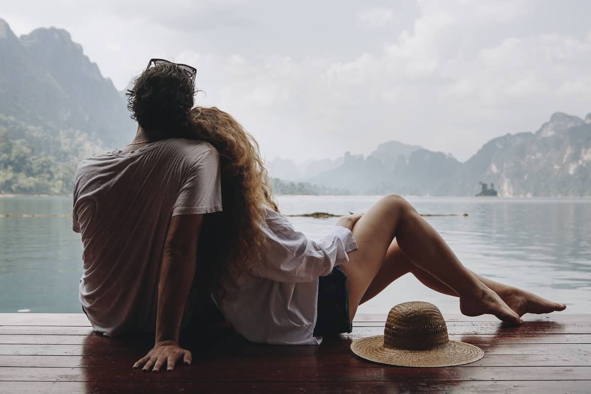 Non-verbal Signals to Express Attraction